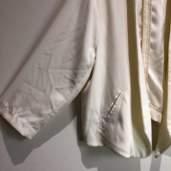 Torrid Blazer 1X Cream Crepe Cutaway Whisper White Open Front Career Pockets - Picture 5 of 16